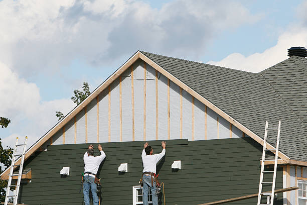 Professional Siding technician working in Texas, TX